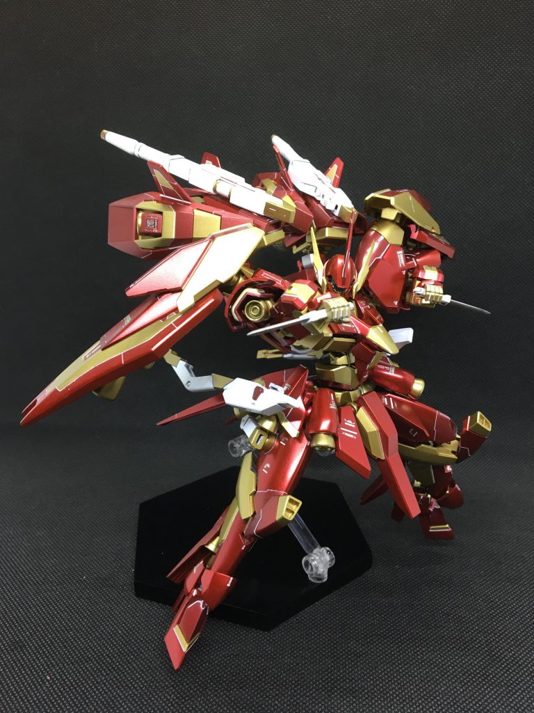 【スプリガン超振動ブレード】脚部に装備された小型ナイフ。攻撃範囲が短いため、標的に張り付いた際に急所狙いで用いられる。尚、名称と設定は同名漫画より。