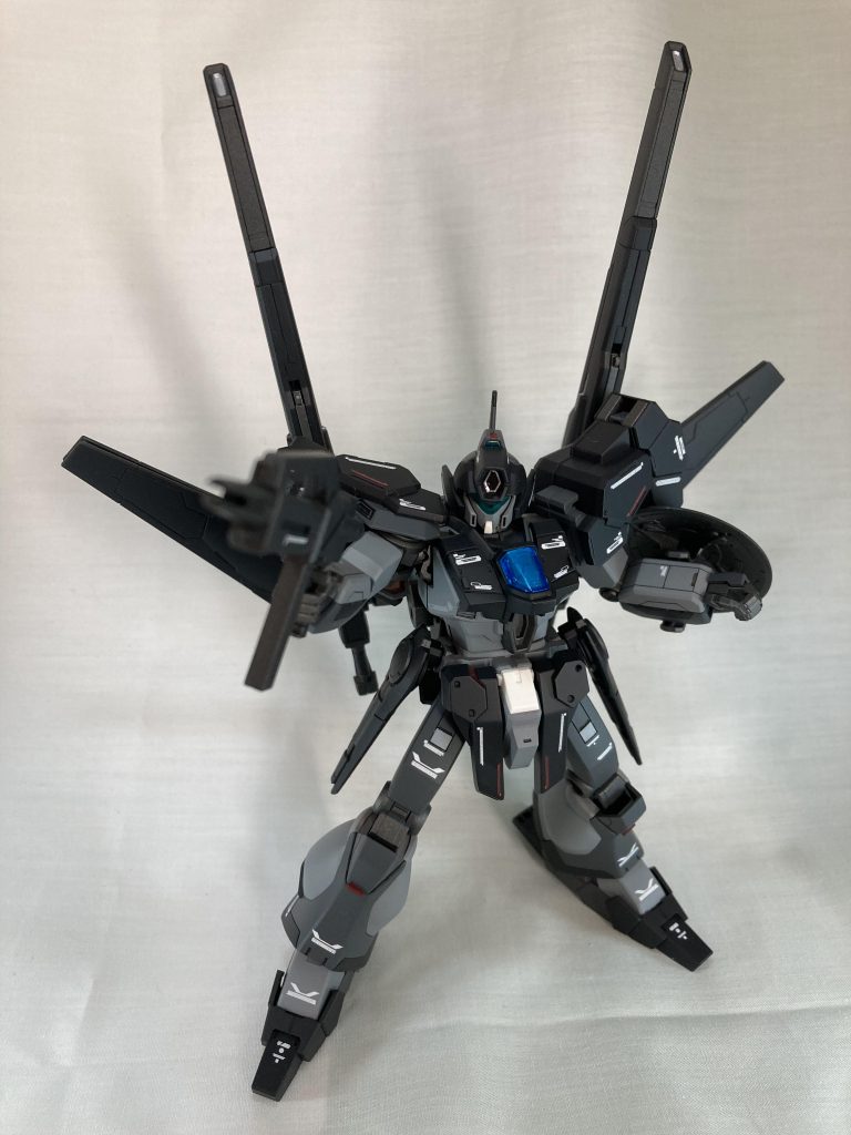 全身に武器があるけど腕だけ寂しかったので余剰パーツのライフルとジャンクに埋もれてたシールドを持たせてます