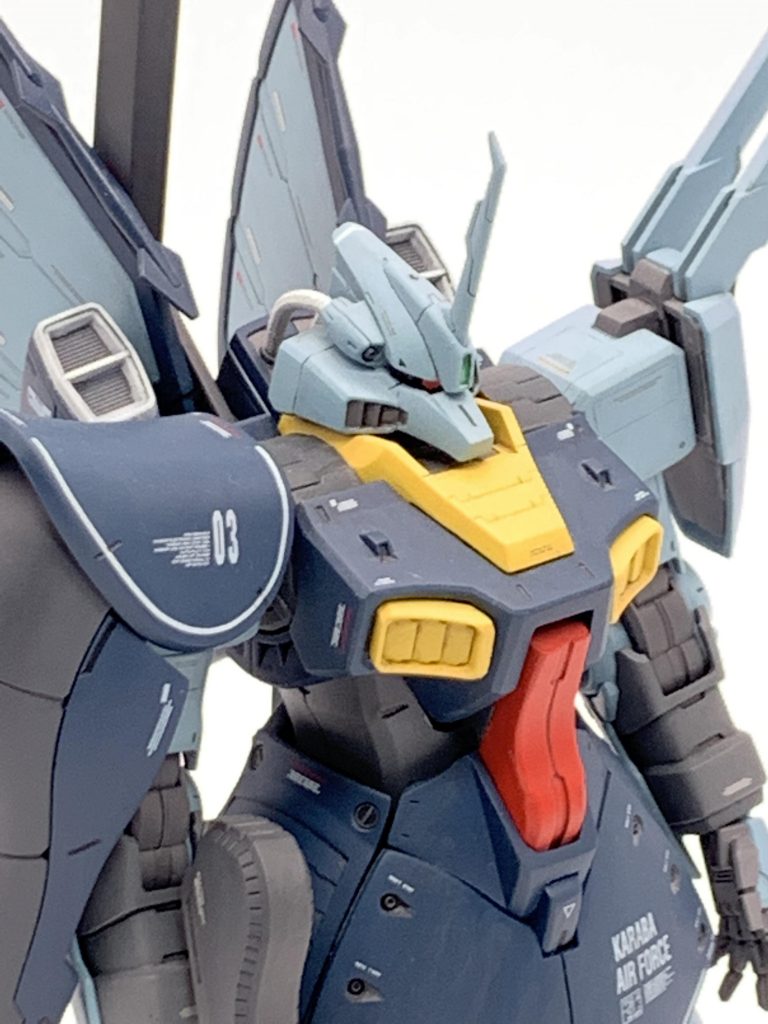 頭部はフェイス部分を中心に小型化。コンバージディジェのデザインなどを参考に小型化しています。胸部は角度を上げて接着し、合わせて赤いブロックを延長しました。