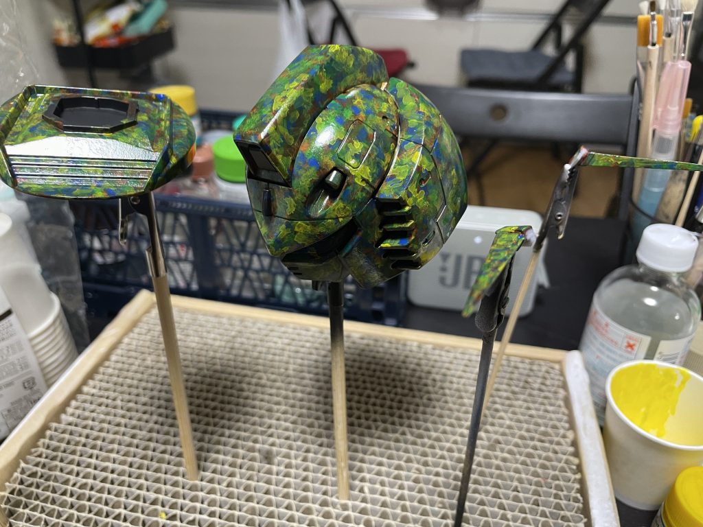 レインボー下地。このあとベージュっぽい色を塗りましたが厚めになって隠れ過ぎてしまったので水性筆塗りですがトップコートは掟破りのラッカー艶消し吹いて少し溶かしました。柄ではなくヒョウの体毛を意識するためにムラが欲しかったのですが、画像では感じ取れません。