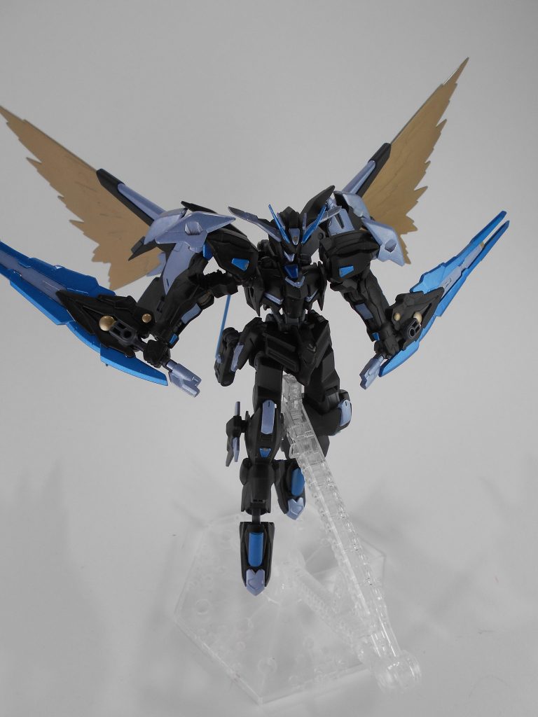 光の翼改・「ドランヴァパト」。V2ガンダムの光の翼を故意的に出力するように変更し推進力、巨大なビームサーベルに加えてビームウイングからビームバルカンを射出可能にしています。「ドランヴァパト」はロシア語で「滝龍」のアナグラムです。