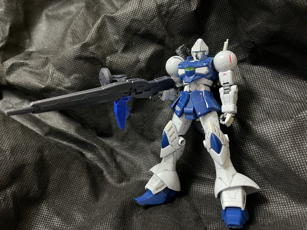 長いビームライフルはサブアームでバックパックに接続しています。