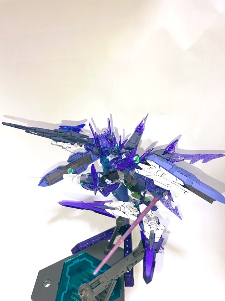 GNビームサーベルとセンサービットを改造したGNパルチザンビットで。左腕のシールドはビームシュートライフルU7の一部とセンサービットのパーツを重ねたお手軽チョバムシールドです。今回一番苦労したのは可動の確保ですね…いかに機能性を保ちつつ自立でき過積載にならないか悩みに悩みました。