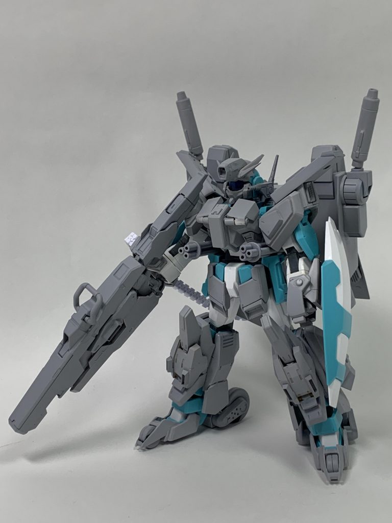 サフ状態正面アーマー部分を際立たせる為、あえてアデル本体にはサフを吹いてません。