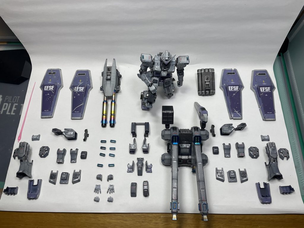 全工程終了後のアーマー取付前の写真です。スミ入れ、デカール貼り後のトップコートを終えて、エナメルガンメタルとスポンジでチッピング、シルバーでドライブラシしました。シールドにちょこっとだけハンダごてでダメージ入れようとしたらやりすぎてしまい、慌てて機体にも傷とダメージを増やしました…😇笑 ウェザリングは楽しくてやりすぎてしまうってのを痛感しました笑物量に途中で嫌になりながら1ヶ月弱かけて完成しました。なんとか完成できてよかった…見てくださってありがとうございました!😌