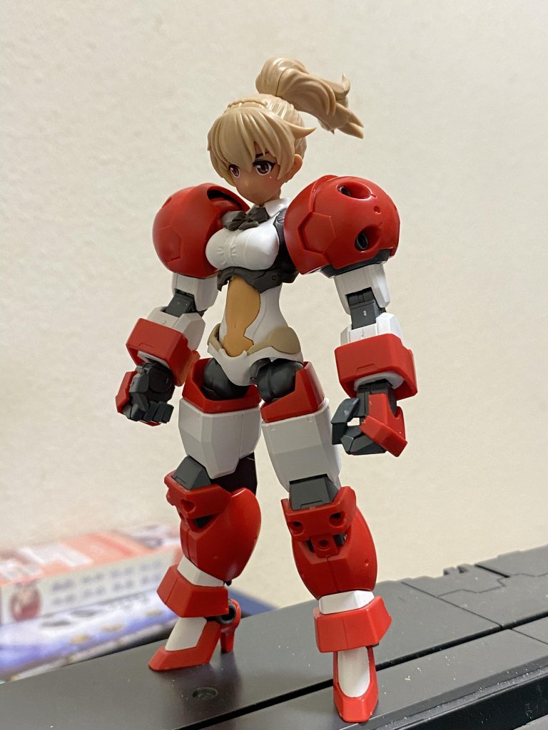 例によって進化の過程をラフモデリング この時点でほぼ形になってます。肩はジョイントパーツ自作、脚は肌色の太ももパーツを使わずメカのまま接続してるのがポイントです!!