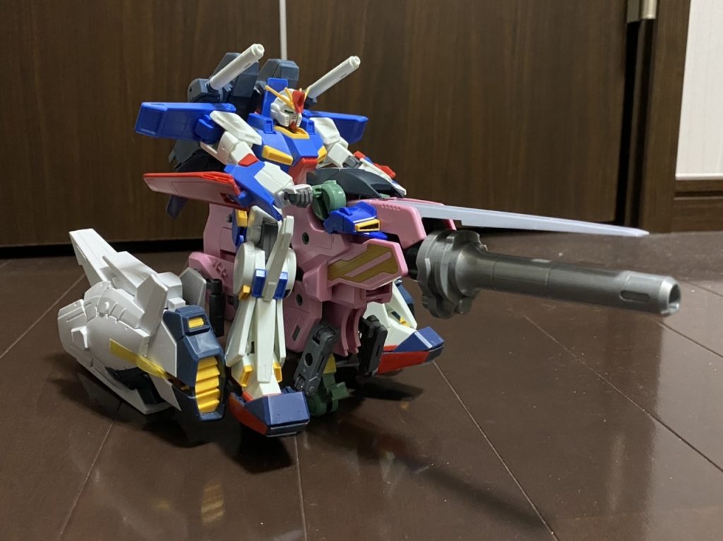 本体と左右のエンジンユニットとは、ボールデンアームアームズのパーツで繋いでいます。ダブルゼータくんも嬉しそうですね。