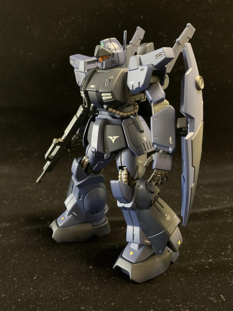 頭部・腕部および装備はジムカスタム、それ以外はハイザックのパーツを使用、カラーリングはクレオスのティターンズブルーとサンダーバーズブルーの組み合わせで組んでます。