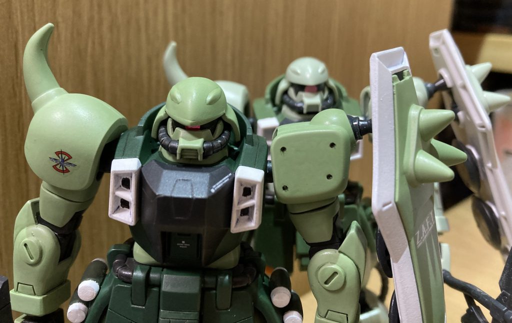素組中古品君2号880円を発見したのでゲットしてしまいました。ヘルメットの隙間が広いと感じたのでプラ板で盛り付けました。削って整えたのですが、ヘタなので段差になったので、ヒサシということで自分を納得させましたwモノアイはハイキューパーツの2.6mm円形メタリックシールをスピンモールドで掘って貼り付け。