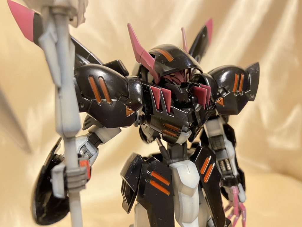 なんとなく赤のラインを塗ってしまいましたが本来ばダクトらしいので穴でも開けるのに挑戦してみればよかったです。塗装はガイアさんのプリズムブルーブラックを使いましたがなかなかブルーが出てるのかわからず角度変えてみたり試行錯誤しました💦クリアを吹く事で青みがかかりましたが写真ですとわかりづらいかもです。