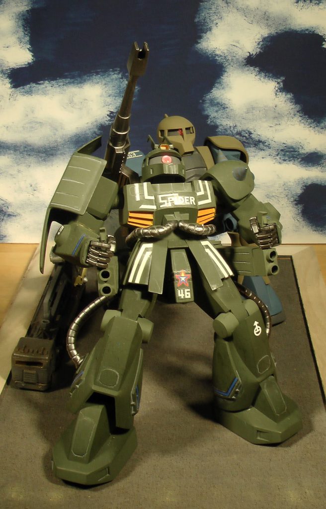 旧キット1/100ザクキャノンは、ノーマルカラーよりも「イアングレーデン中尉機をつくれ」と言わんばかりにデカールが充実していますので、こちらのカラーとラビットアンテナを選びました。
