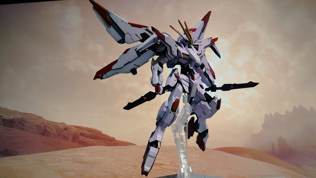 4枚翼展開と短剣装備。