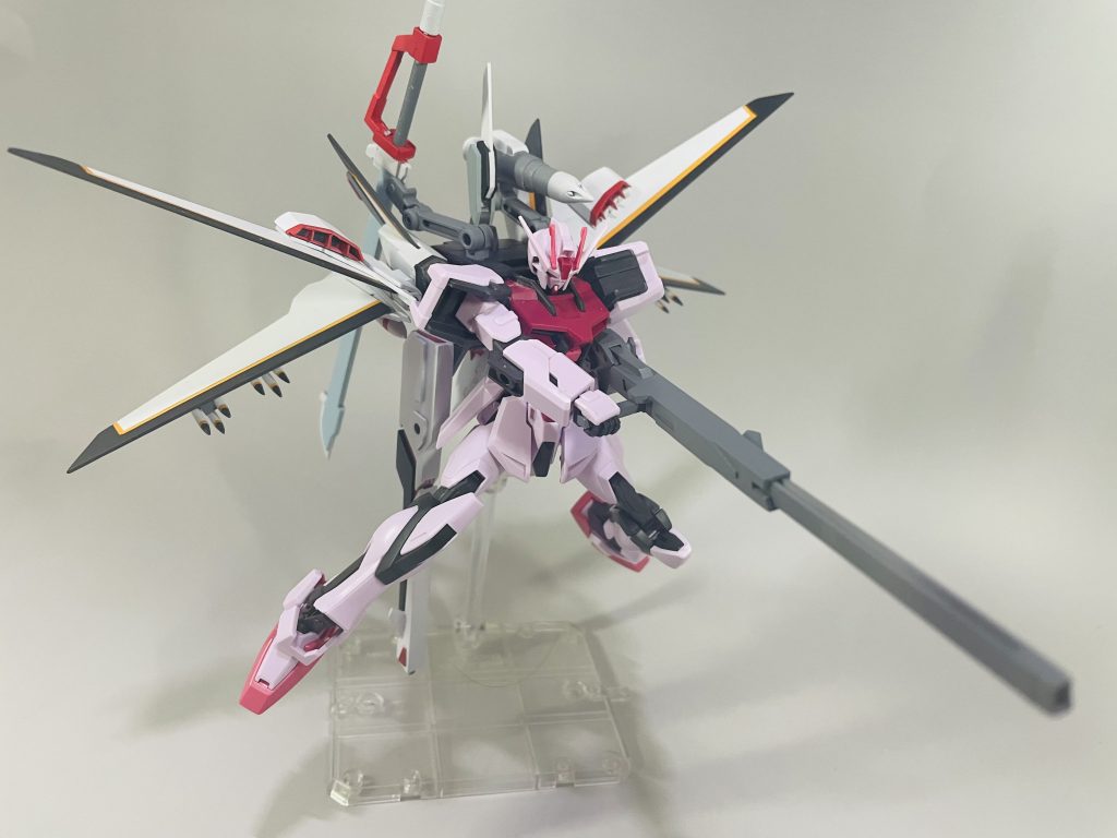 レールガン砲身の中身を引き出して延長させる事で長距離狙撃モードのようにできます。ビームランチャーと同じグリップと右手用のサブグリップもつける事でより狙撃っぽさが出ていると思います