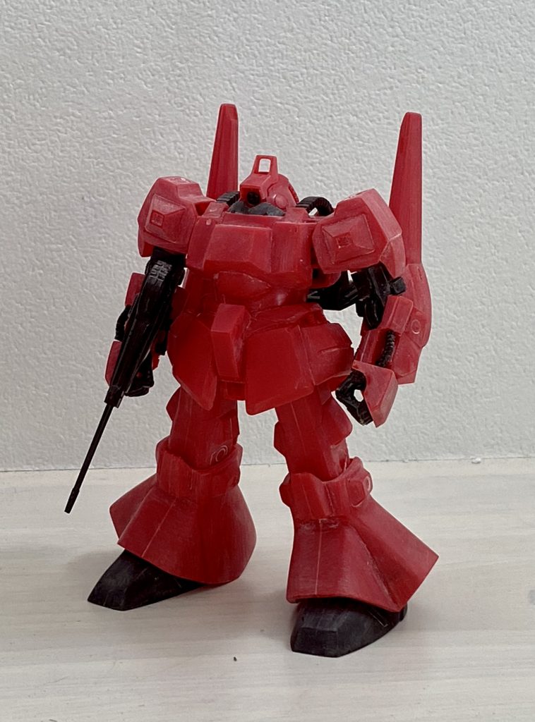 キット素組、スタイル抜群だと思うけどエッジがダルいのでヤスリを当てシャープになるよう削ってます。