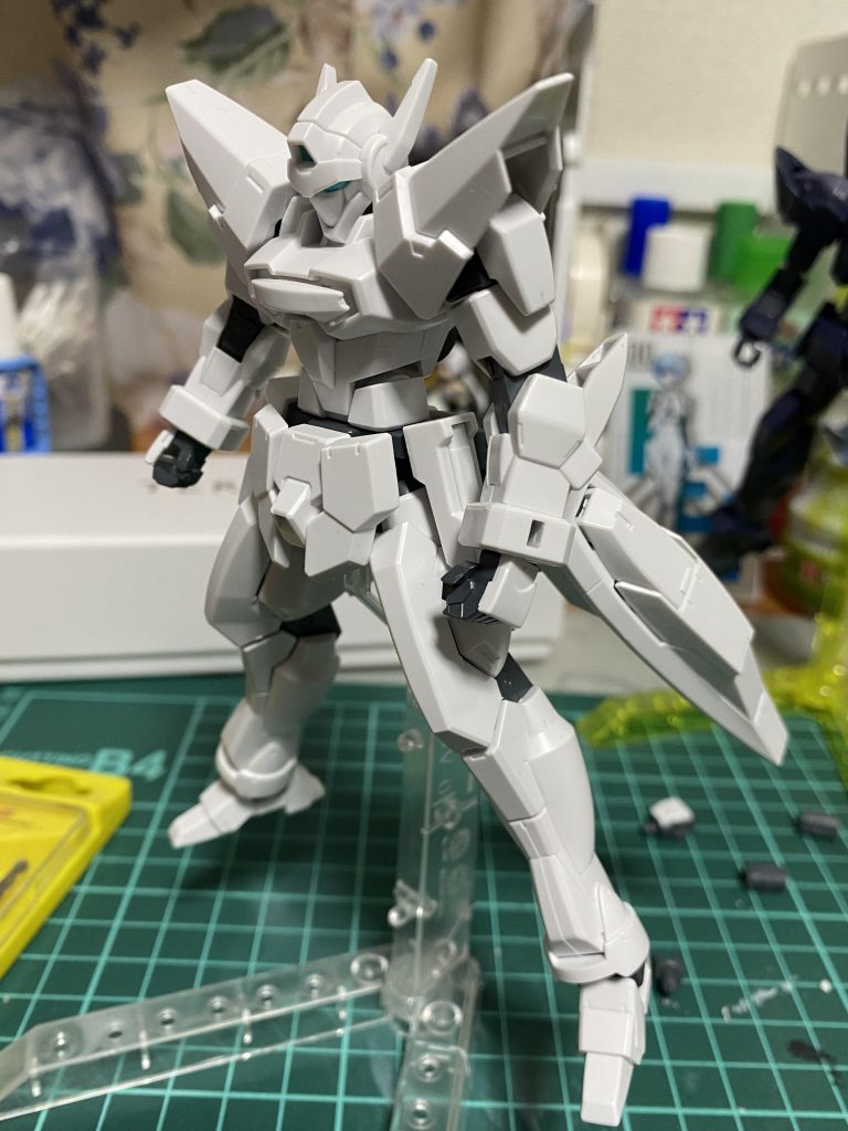 改造その1。背面のバインダーを腰へ。改造自体はシンプルですが背中が寂しいのでGエグゼスからバックパックを拝借。取り付け基部は3mm軸なのでストライクやインパルスにも取り付けが可能です( *`ω´)