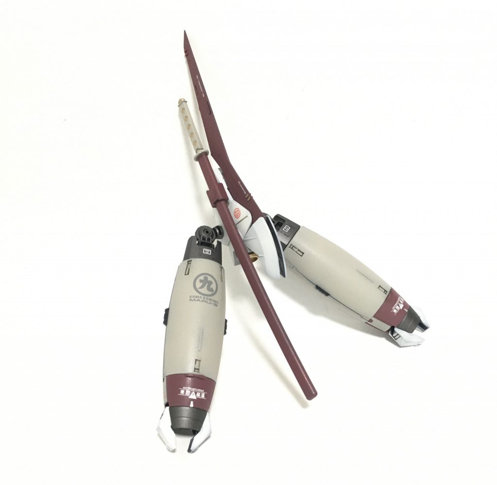 日本刀はバックパックに添架できるようにしています。バックパック自体はノーザンポッドを軸に、アウンリゼアーマーを加工したものを組み合わせて製作しました。