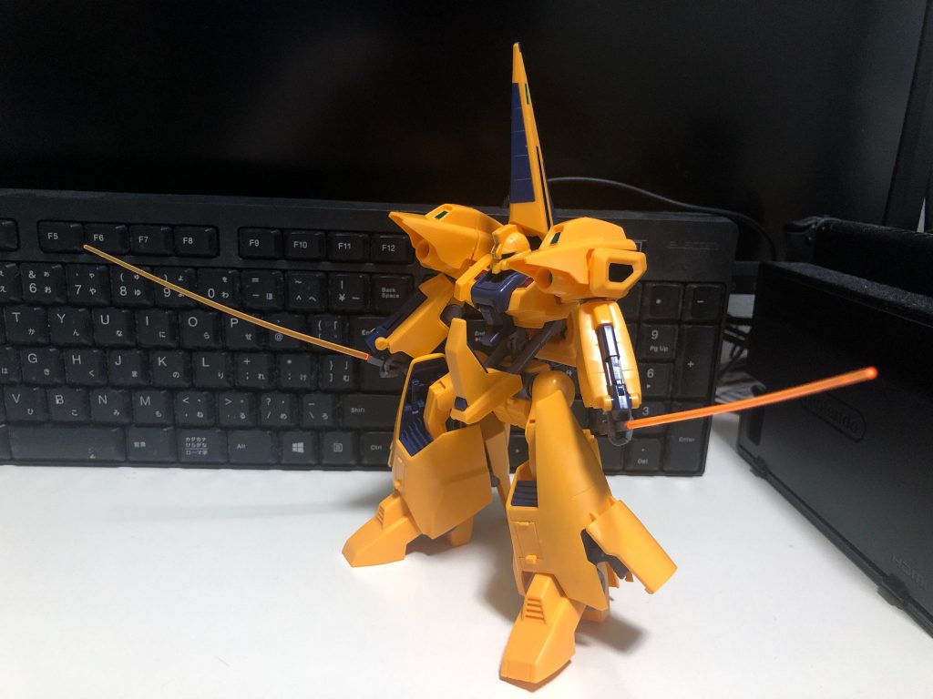 ビームサーベル設定内や、モデルの構造にビームサーベル発振器は6本あり、どうゆう使い方をするのかは不明だが、ゲームなどにおいては、左右3本ずつ持ち、敵機に投擲するという荒業を使う。本画像のビームサーベルエフェクトはカットシーのものを使用している。