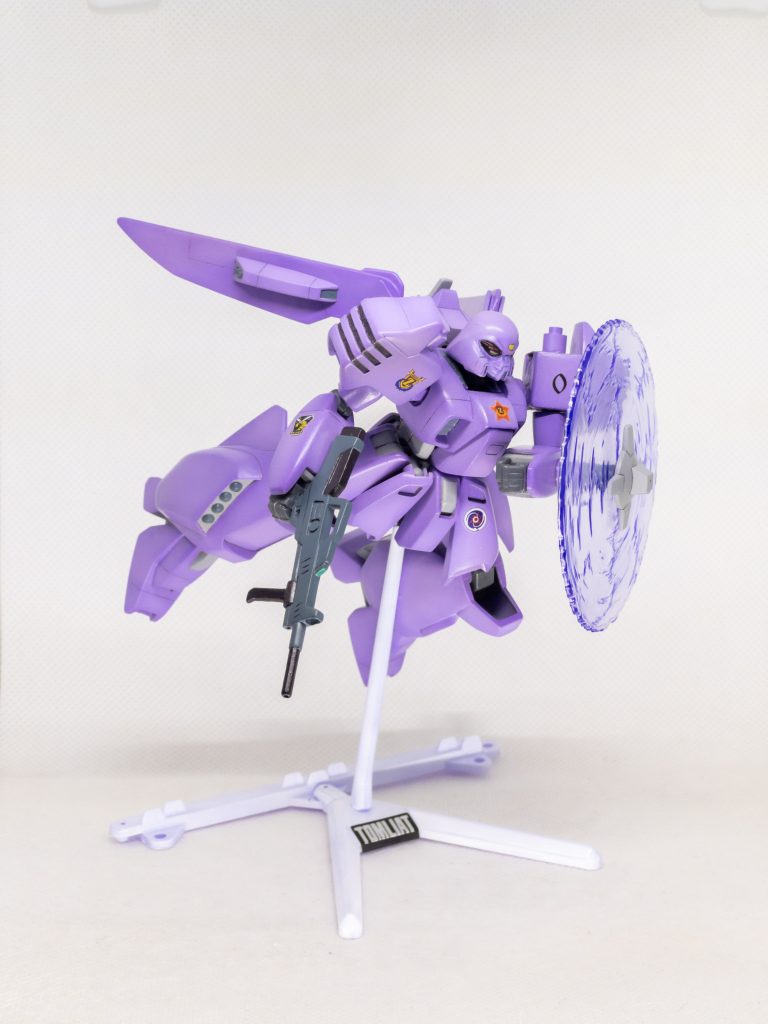 ビームローターを前に向けてシールドに。肩の引き出しと上腕ロールを追加しているので前に構えるポーズも決まります。