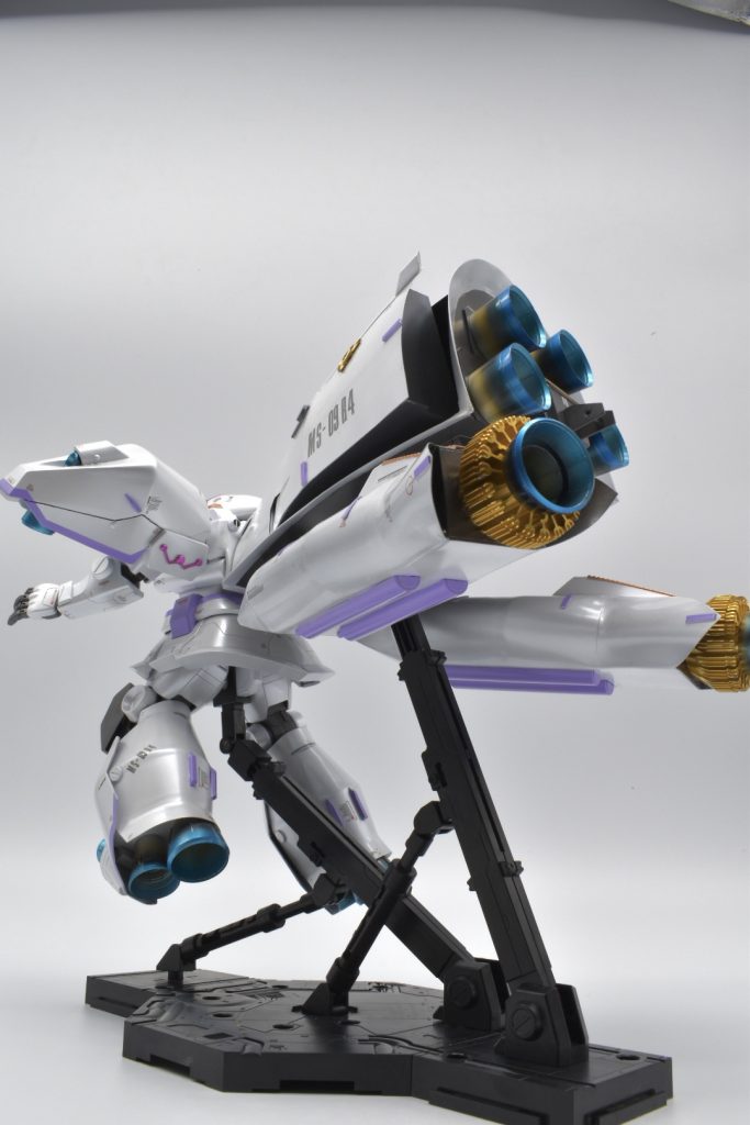 後方の煽り画像。