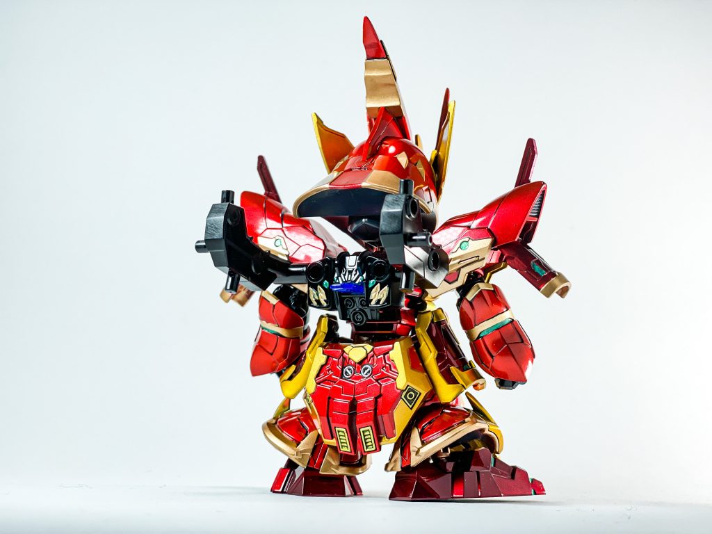 曲面が多いので光沢が映えます。マスキングしてエアブラシ  、震える手で筆塗りして塗り分けました。笑