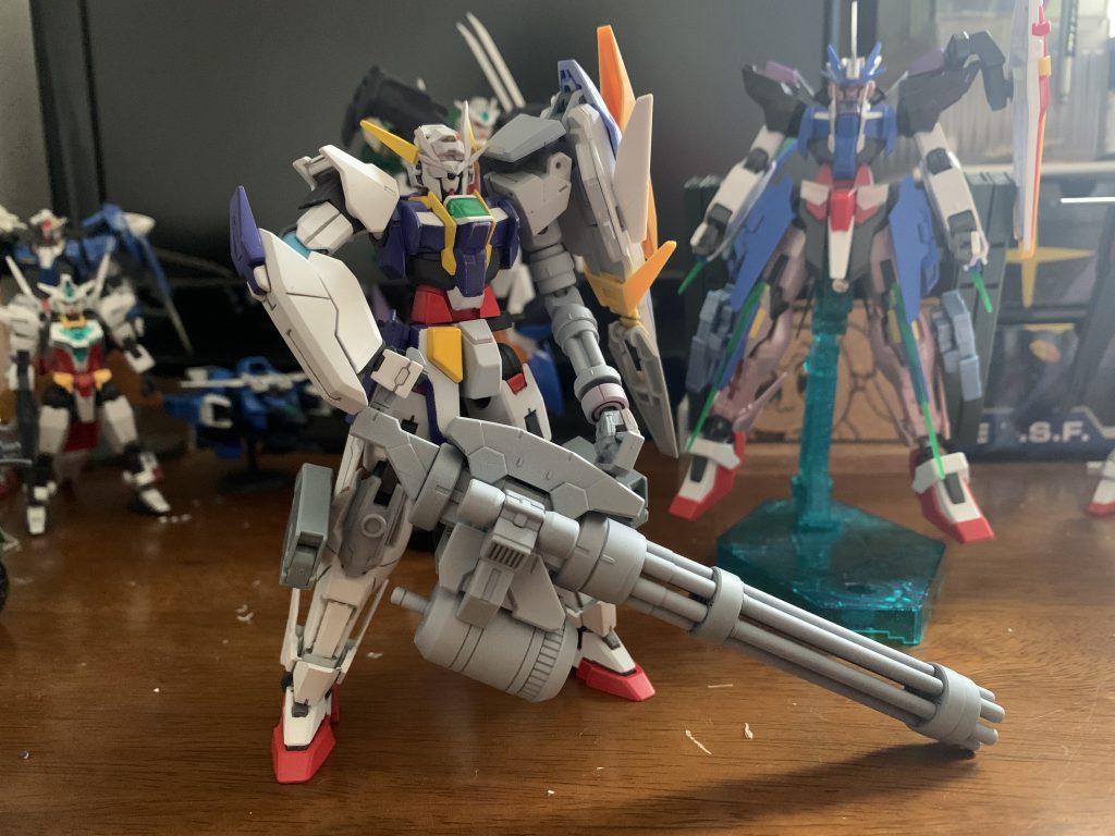 次は制作過程。まずは追加パーツの塗装前。サフ状態で見るとどの箇所が新パーツか分かりやすくて良いですね。膝アーマーはダブルオーガンダムの物を削ってプラ板とプラパイプでディテールアップ。元々アーマーのパーツを使ってフレームっぽい感じを出すのって難しいですね…。