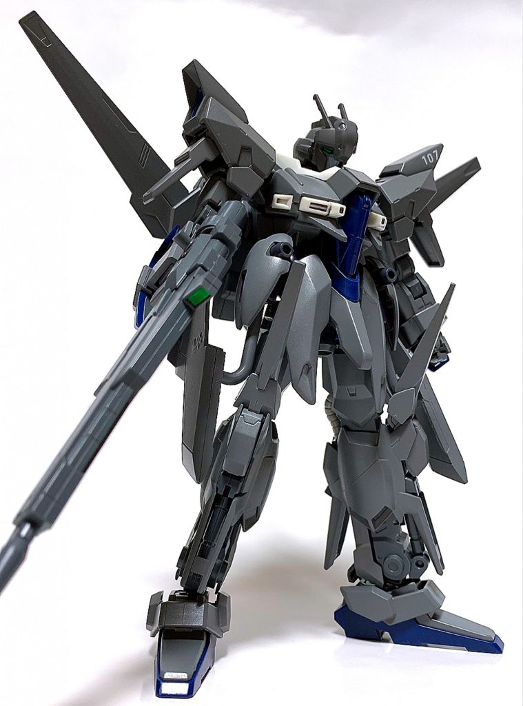 デルタ系の試験用パーツをかき集め、頭部もモノアイから連邦系のツインアイへ変更されている。