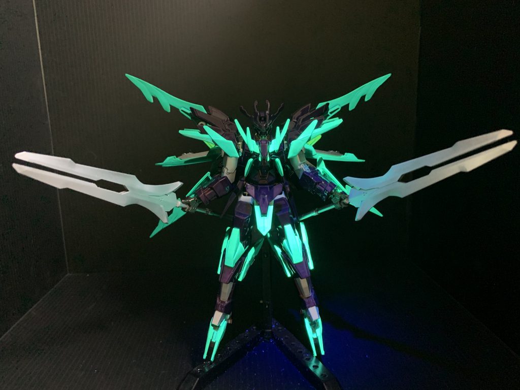 蛍光塗料を使っているのでブラックライトで光ります