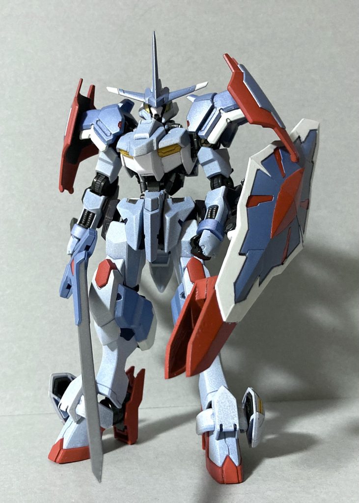 フロント。基本的に端白星のままです。肩のスラスターをカットしてボールジョイントを仕込み、ディナイアルガンダムのサイドスカートをショルダーシールドとして装備しました。長剣にラージシールドと騎士風シルエットになっています。