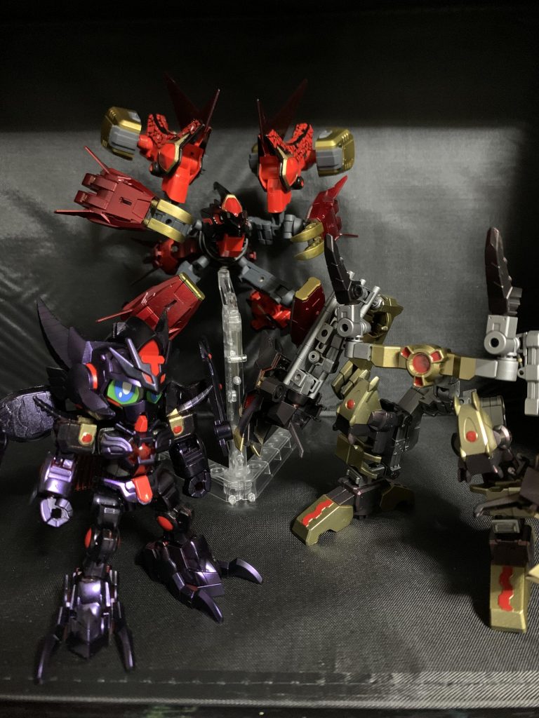 ただレッドアイズカラーに塗装するだけでは芸がないので…SD使用なので変形合体ができるようにサポート兵器を2台作成