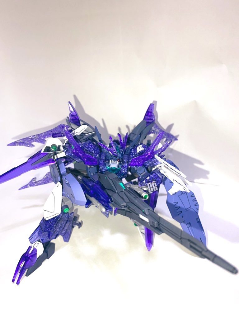 続いて本機最大の特徴であるダインスレイヴ射出ギミック、足りない出力を補うため射出にはトランザムが必要です。センサー系にも出力を回していることもあり本機は基本的にトランザムを使えない設定としています。(ポン付けで何でも出来たらロマンがないですからね…)またバックパックも含めクラビカルアンテナを増し増しにしたのはいわゆる「補助輪」です。自分自身狙撃が得意ではなく、ヒロト用の装備のままでは本機を扱えないと思い各改造を施しました。