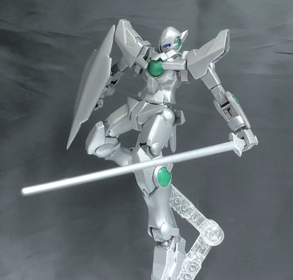 全体像と武器はこんな感じ。改造に使ったのはこれでエクシアとパテのみだけど、色々と埋めたり削ったりで大変…だったな。