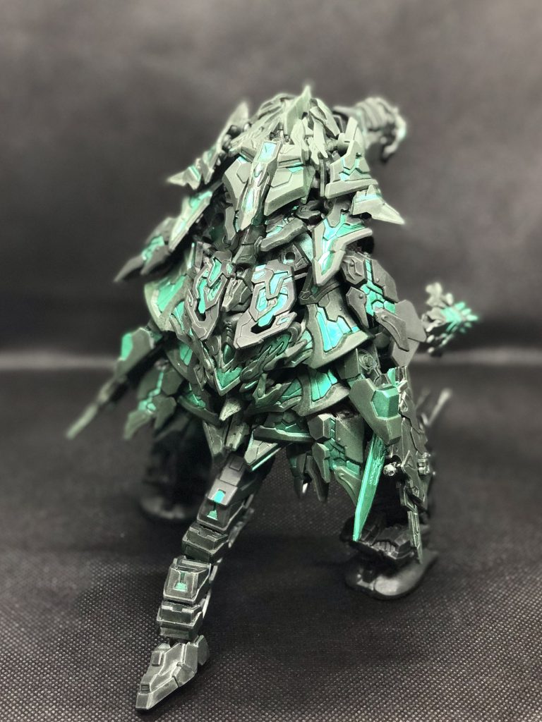 背面ショット創傑伝系腰パーツは分割とディティールが細かく、ガンダムマーカーのメタリックグリーンで塗り分けし、サイコフレームみたいにしております