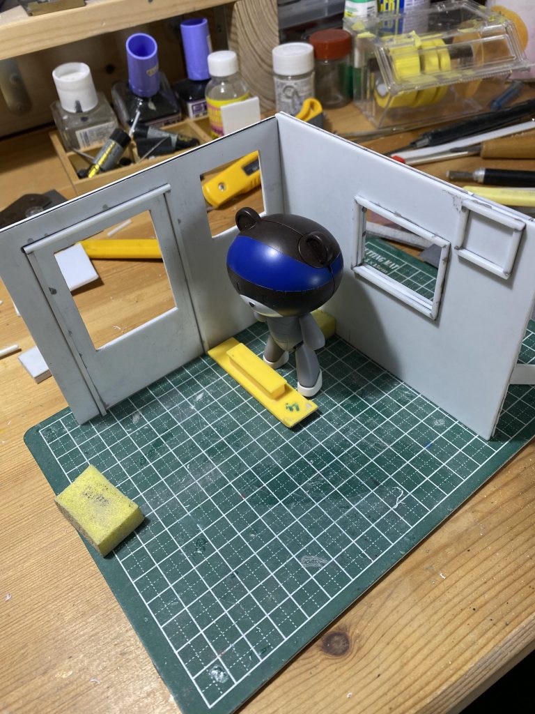 組み立てた壁を立てて、これから作るカウンター等のサイズ感を考える。