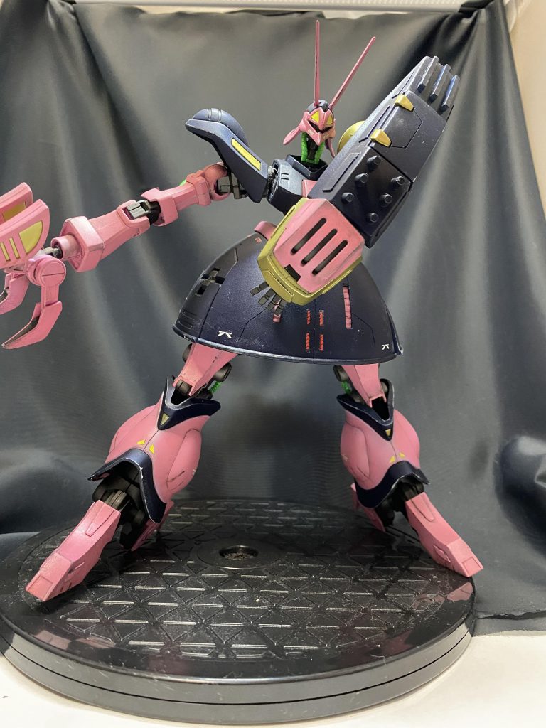 左腕の装甲にはプラ棒やプラ板を使用して装甲感をアップ