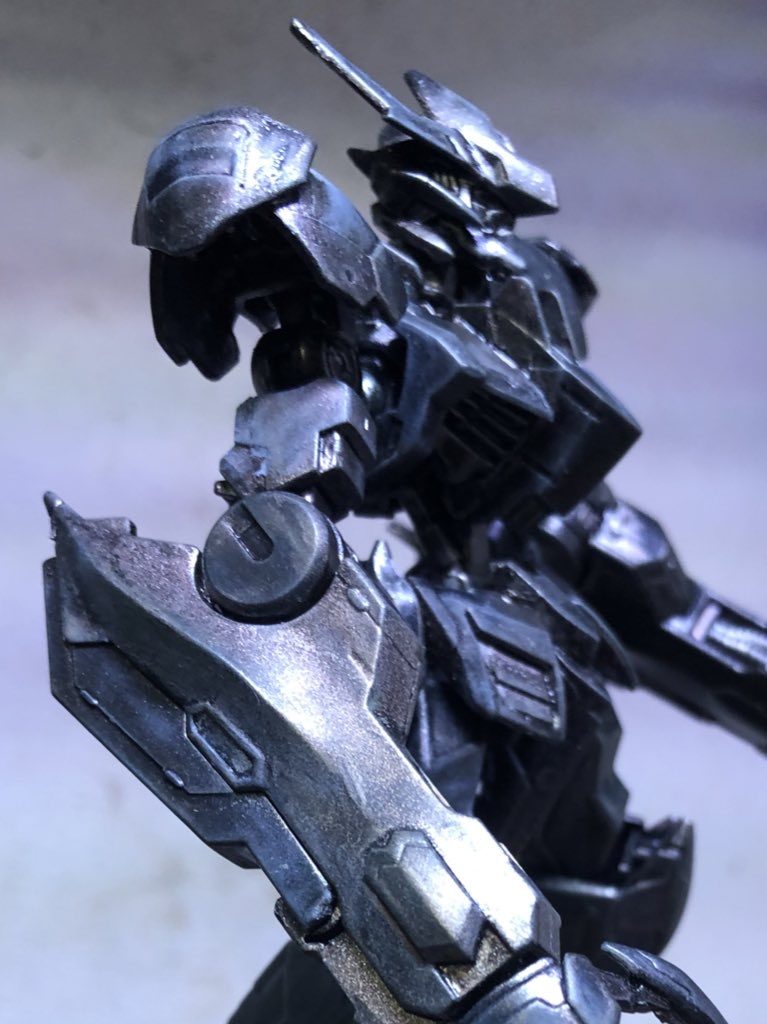 タミヤウェザリングマスターEでゴシゴシ。筆むらとかなくなるしカッコよくなって古い銅像感でた暗すぎず明るく過ぎずでこれで完成でもよかったかも