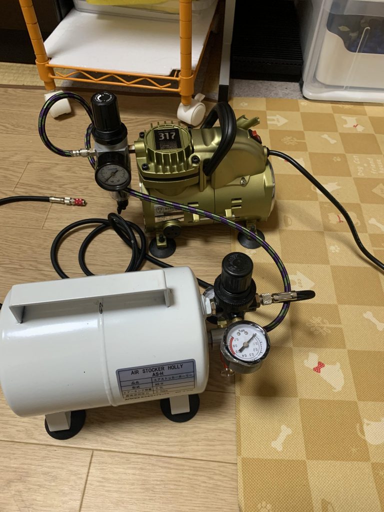 ファレホを使いだしてからクレオスL5だと少しパワー不足と感じ新たにウェーブ317を買いました。最初は単体で使用してましたがオートスイッチのカチカチ音が気になりエアタンクを追加購入し現在快適に作業できる様になりました。