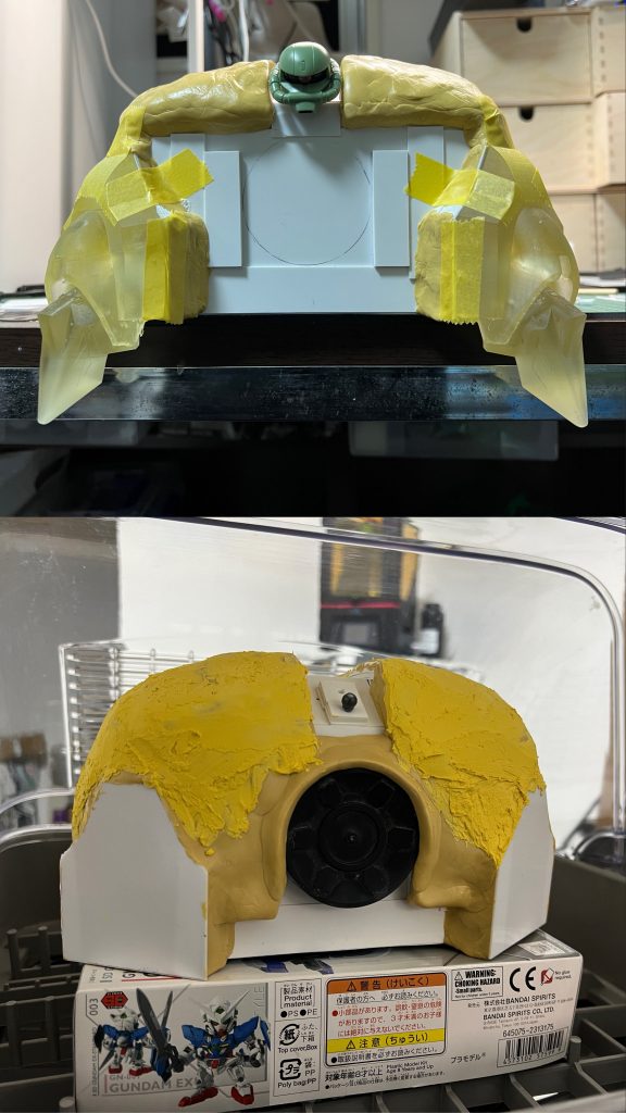 3Dプリンターで出力したパーツを試しに貼ってバランスを見ています。正面メガ粒子砲周りにもエポパテで肉付けし、凹みや歪な所をポリパテを盛って肉付け作業完了です。これをヤスリがけして丸いシルエットを出しました。更に歪な箇所をポリパテで整えました。