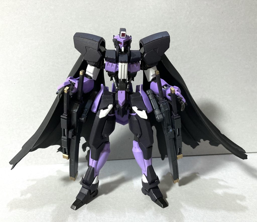 ナノラミネートされたマントを纏う姿は、見る人によってはそのマントがblackbirdの羽を想起させる。