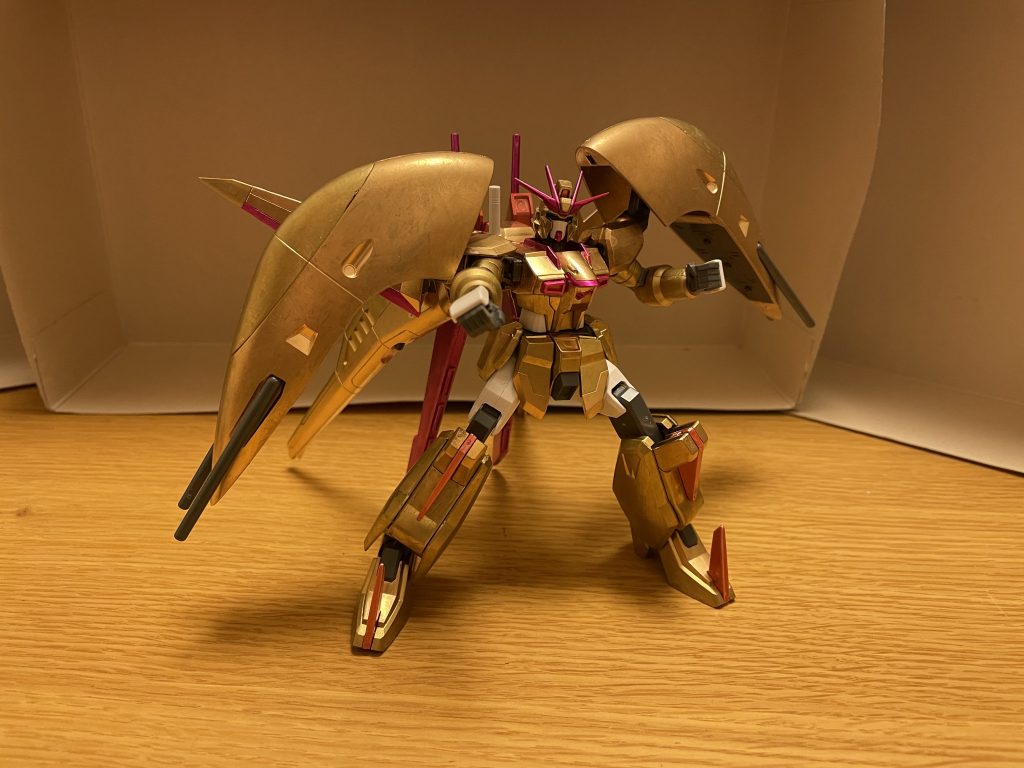 性能従来のDG細胞だけでなく、ギルバート・デュランダルが独自に発見したアルティメット細胞を改良した上で取り入れる事にも成功した事で、凄まじい性能を実現している。さらにはプロトタイプの欠点を徹底的に改善・調整を施した事で、本機には完成型の証として冥王(めいおう)の名が与えられている。アンリミテッドエンジンフォースインパルスガンダムエクストリーム等が搭載している永久機関。アルティメット細胞とDG細胞の力によって、そのエネルギー量は100倍以上に高められており、こちらも核エンジンを遥かに凌駕するエネルギーを獲得している。また、このエンジン自体も超強化型のDGハイパワーエンジンと同等の機能を有しており、出力を最大値にして稼働すると、特殊な核爆発現象「ハイパワービッグバン」を引き起こす事ができる。ハイパワービッグバン出力を最大値で稼働した際に発生する特殊な核爆発現象であり、人間を誰も殺さずに、その周辺にある建物や街だけを消滅させる事ができる。当然ながら核爆発現象というのは揶揄でも誇張でもなく、死者を出さない点を除けば、街どころか国さえも滅ぼすその力は、最早MSサイズの大量破壊兵器に他ならない。特に宇宙空間や海(水中)など引き起こした場合には、生命活動に必要なコックピットをMSごと消滅させる為、パイロットスーツを着用していない搭乗者は即死する。ハイパワービッグバン自体は、実は超強化型のエンジンでなくとも使用可能だが、通常の爆発と変わらない狭い範囲の爆発となる。逆に超強化型では爆発範囲が調整可能となり、狭い規模の爆発に留める事も可能。そして、超強化型ハイパワーエンジン4基を同時にシンクロ稼動させると、計算上ではオーブ連合首長国の全土を覆うほどのハイパワービッグバンを引き起こす事が可能とされている。しかし、これはあくまで「爆発範囲の調整」を前提とした計算であり、実際に最大規模まで膨れ上がる爆発規模は、世界全土に及ぶ可能性も高い。攻撃能力プロトタイプの時点でも凄まじかったその攻撃力とパワーは極限まで強化されており、ビームを使わない単純なパンチやキックなどの格闘攻撃だけでも物理攻撃に強いPS装甲やナノラミネートアーマーすらも軽々と粉砕できる。加えて、腕部と脚部には高エネルギー収束機器が搭載されており、その威力をさらに数倍以上に強化できる。そして最大出力ともなれば、コロニーのような大型建造物さえも一撃で破壊できてしまう。機動力・スピード機動力・推進力はいずれも凄まじく、インパルスガンダム本体か背部ハーデスシルエットの片方の推進力だけでも、大気圏内での飛行や、オプション装備なしで大気圏突入・離脱が、当然の如く可能になっている。そして、軽量化の恩恵もあり、重量や大きさに見合わず、運動性もさらに上がっており、フォースインパルスガンダムのような三次元機動すら可能にしている。「超高速移動」とも称されるその機動力は、亜光速に達する加速が可能な程に高く、同じインパルス系統の最強形態のフォースインパルスガンダムエクストリームにも匹敵するほど(パワー重視故に、運動性では本機が僅かに下回る)。しかも、亜光速レベルの加速を行使しても、機体やパイロットに対するリスクが一切なく、宇宙空間、空中戦問わずに、超絶的な高機動戦闘を可能にしている。防御力・耐久性装甲はVPS装甲からルナチタニウム合金に変更されており、プロトタイプよりも大幅に軽量化されている他、アルティメット細胞とDG細胞の力の恩恵を得て、ただでさえ高い防御力と耐久性が桁外れに強化されており、高出力ビーム砲やビームサーベルの直撃を全くの無傷で受け切るだけでなく、コロニーレーザーや核ミサイルを含む大量破壊兵器の直撃にすら難なく耐え切るほど。そして親友は「大量破壊兵器如きでは突破不可能」と語り、側近も「絶対的な防御力」と語っており、以下の実例でも確認されている事から、それらが一切嘘偽りがない事が伺える。核ミサイル数十発であろうと、ノーガードで直撃しても、爆心地にいても、無傷で受け切り、パイロットも含めて何事もなく、戦闘を続行できる。コロニーレーザーや戦略兵器レクイエムに対しても、無傷で受け止められる。背後から不意打ちで食らった場合でも多少仰け反るだけで済ませ、その気になれば只のパンチやキックだけで、それらを反射したり、跳ね返せてしまう。戦略兵器ジェネシスに関しては、こちらも本機だけなら無傷で済ませられるが、「地球を一撃で死の星へと変えてしまう威力」故に、流石にパイロットであるシンへの負担は極めて大きく、衝撃も軽減し切れず、多少仰け反ってしまう。特殊能力への耐性アルティメット細胞が持つ固有の特性が具現化されている為、フォースインパルスガンダムエクストリーム同様にあらゆる敵の特殊能力を受けない強力な耐性を獲得している。