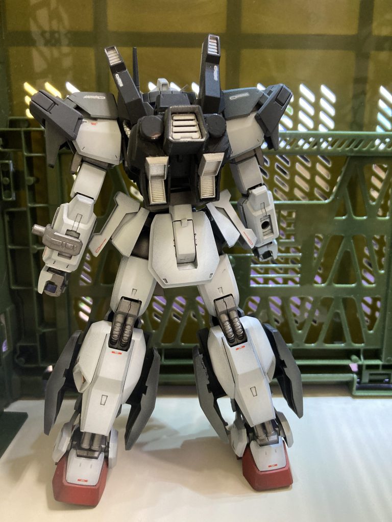 バックパックはmkⅡとAGE1のをポリパテで合体させ、サイドスカート部にもAGE1のサイドスカートを接着しました。バーニアも形を変えて四角タイプに