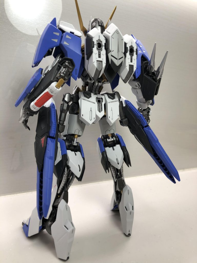 右腕の武装を迫撃砲に変更してます。