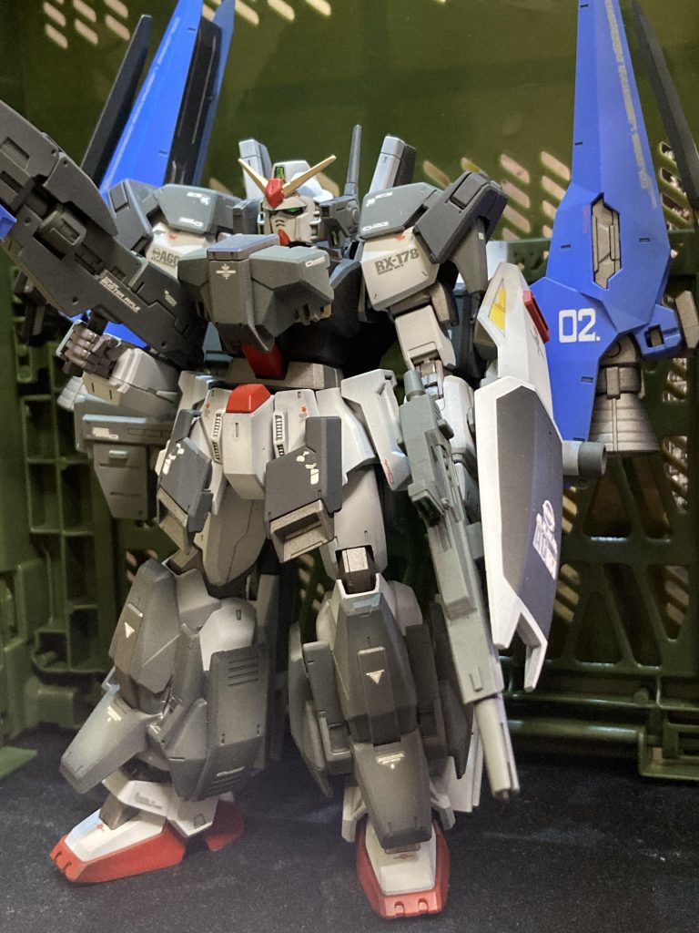 フルアーマーガンダムmkⅡディフェンサーガンダムmkⅡのフルアーマープランと追加装備プランを合体させた幻のプランである。そのため、ガンダムmkⅡにも細かい改造がされている。ディフェンサーを素早く装備する為にバックパックやフルアーマー時の腕部の可動域に制限があるので腰部にもサーベルラックを増設し素早く接近戦が可能。ティターンズの量産MSバーザムのビームライフルを参考にしライフルとサーベルとシールドの3つの機能持つ武装を装備。追加アーマーも炸裂ボルト(ネオジム磁石)により素早くパージが可能。しかし、予算オーバーため作られる事はなかった。(これらは脳内設定ですw)武装ビームライフル ビームサーベル カスタムビームライフル(バーザム仕様)バルカンハイパーバズーカロングメガビームライフルメガビームキャノン