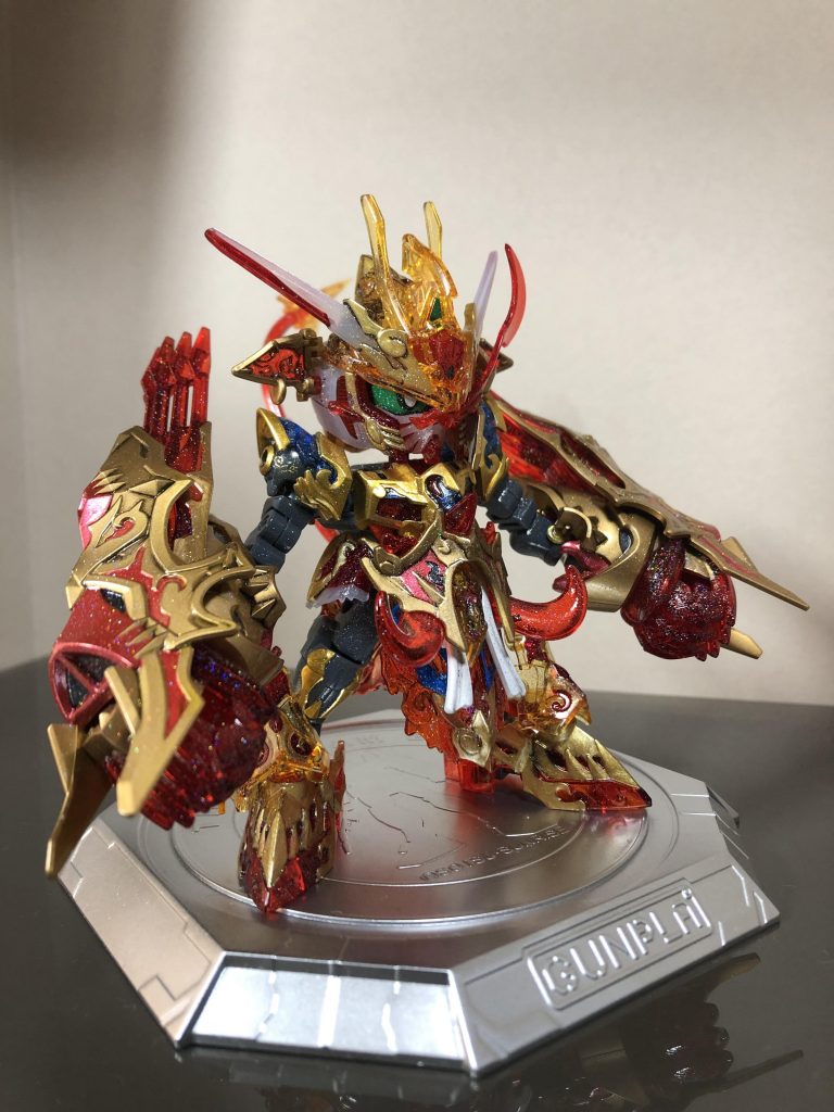 最後は格形態の別アングルで〆久々のSD凄く楽しめましたが、塗り分けが大変でした。それと久々の筆塗りが難しく、筆塗りで全塗装される方の技術って凄いんだなぁと感じました。閲覧ありがとうございました😊