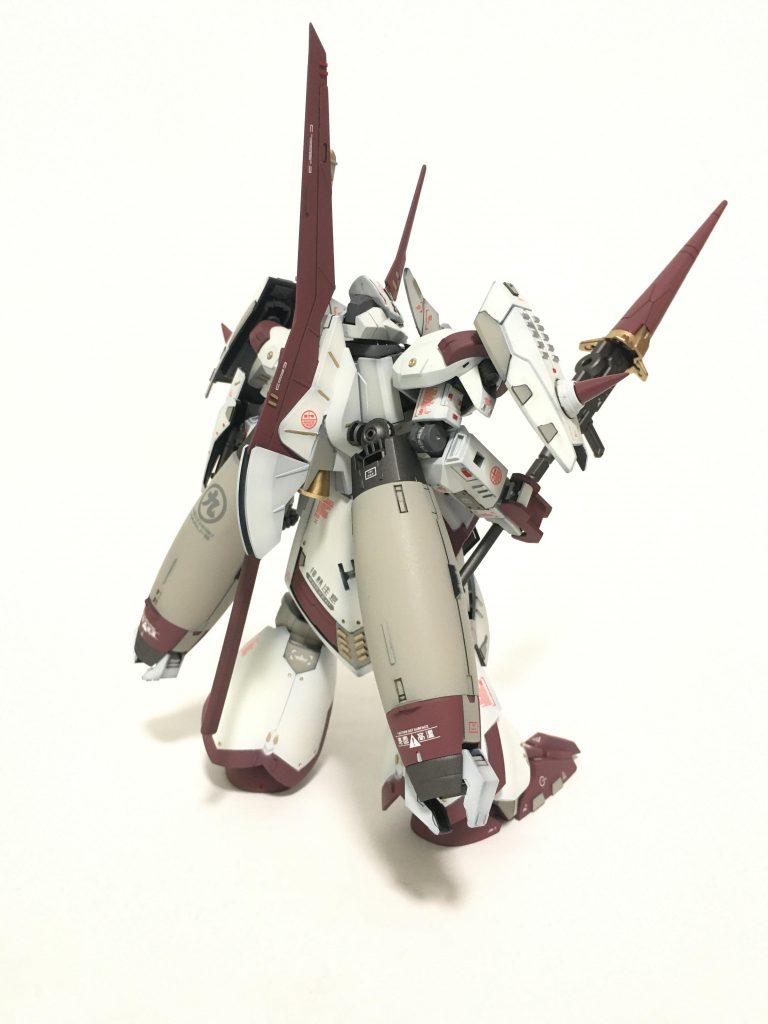 リアビューです。紆余曲折あったのですが、部分的に漢字のデカールを使って、和っぽさを表現しました。カラーリングはいつもヒロイックにするのですが、白とグレーを基調に渋めにしてみました。