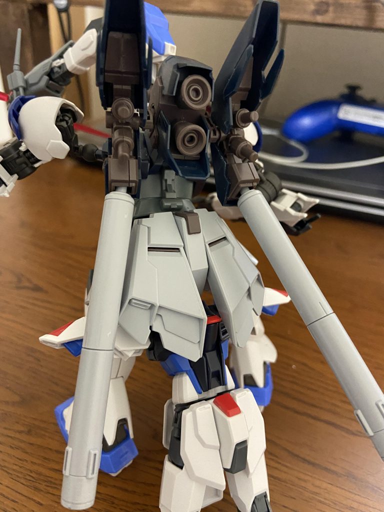 スラスターはシナンジュスタインから拝借してます… たびたびシナンジュから拝借してるので飛べなくなるまで後少し…