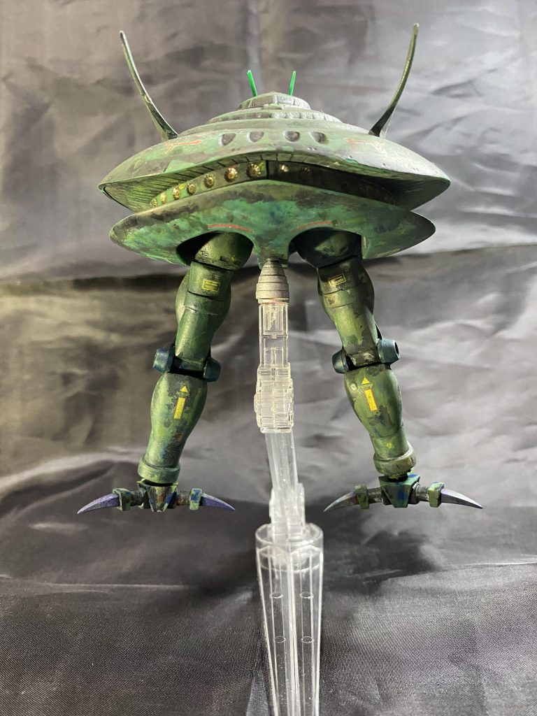 後側から!旧キットの合わせ目を消して塗装中心で楽しもうと思っていましたけど。