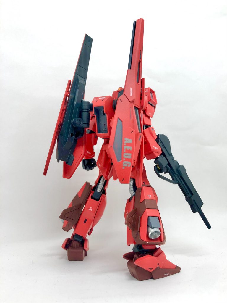 後ろからです。A-Zガンダムの脚部スラスターがなかなかいい味出してるんじゃないでしょうか。背部バインダーはかなり難産でした。一応クレイバズーカも懸架できます。