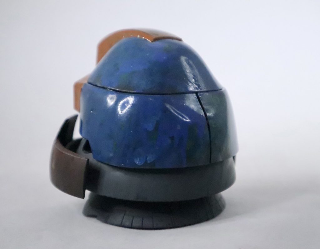 息子のドムヘッドは初めて筆塗りさせてみましたが雰囲気あってなかなかいいんじゃないかと思います。配色は手持ちの塗料見ながら話し合って決めました。ムラになろうが厚塗りになろうがはみ出そうがなんでもいいから好きにやるがいいと、質問に答える以外好きにやらせてます。トップコートは吹かず塗りっぱなし。乾燥させてる間に違うこと始めたのでめんどくさくなったのでしょう。