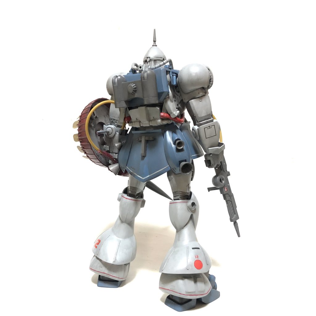 うしろ比較的シンプルな背面。都市での接近戦を想定したロービジ塗装