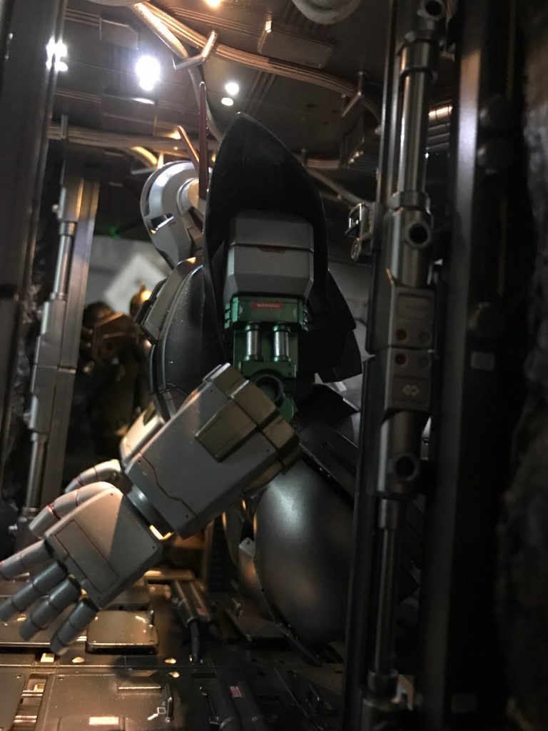 反対側の側面からはジオングのサイドが見られます。